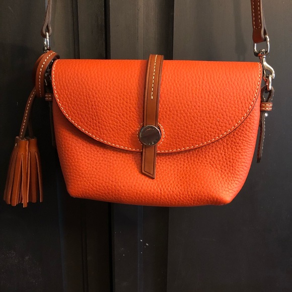 Dooney & Bourke Handbags - Dooney and Bourke crossbody